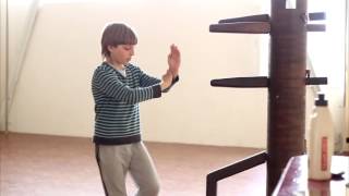 Wing Chun Kids. Вин Чунь для детей. Работа на деревянном манекене