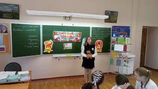 Дарья Копылова читает стихотворение "Оборванного мишку утешала..." Лоры Тасси.