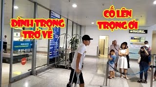 Đình Trọng tay chống nạng, mặt cười tươi trở về Việt Nam sau ca phẫu thuật dây chằng ở Singapore