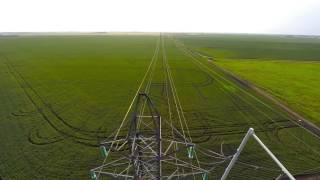 Красивые полеты квадрокоптера возле ЛЭП