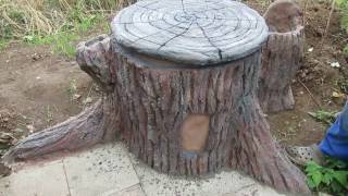 Alte Regentonne im Garten , als Baumstumpf verkleiden