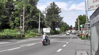 Bahnübergang "Feldmochinger Straße", München ++ Läutewerk und handbediente Schranke