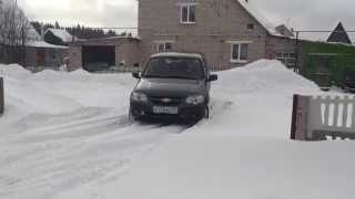 (Chevrolet niva) новая шевроле нива 4*4 2015 топчет снег
