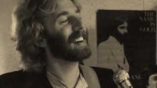 Andrew Gold discusses top ten hit "Lonely Boy" before playing the song.
