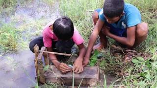 New Fishing Trap Chan - Amazing Smart Boys Using Woods To Make A Trap For Big Fish - Part 2