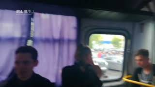В Екатеринбурге людей в отделениях полиции очереди и задержанные продолжают сидеть в автозаках