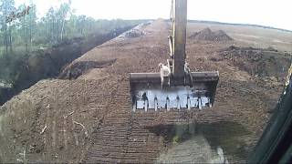 Строим переезд через канаву 2. Building of a ditch crossing. Cat 312C.