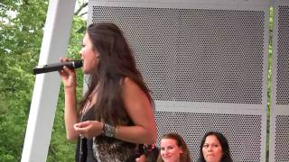 Monique Kleman (Lois Lane) treedt op in het Openluchttheater Vondelpark +The Road in het voorprogram