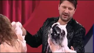 Девушки бьются в пене что, аж грудь выскакивает!
