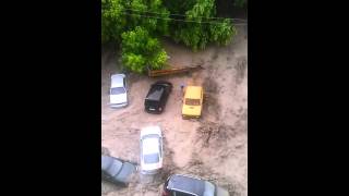 Потоп в Смоленске 28 мая 2014. Машины уносит потоком.