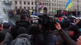 ШОКИРУЮЩЕЕ ВИДЕО С МАЙДАНА Виталий Кличко Получил в лицо струей из огнетушителя