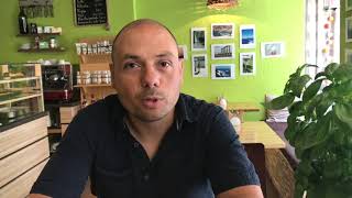 Mαθαίνει τους Λετονούς να τρώνε μπακλαβά και γαλακτομπούρεκο