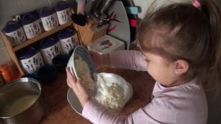 Ника Клубника печёт кексы. Nika Strawberry baking cupcakes.