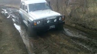 Nissan Safari на "36" колесах едет по грязи