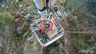 Linbana monteras med helikopter