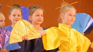 Концерт к 8 Марта. Танец с веерами
