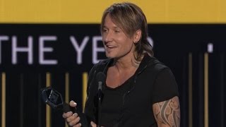 2017 CMT Awards: Keith Urban Takes Home 4 Awards, Adorably Dedicates Trophy to Wife Nicole Kidman
