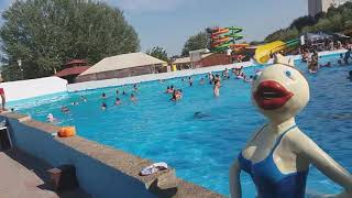 Бассейн с волнами. Мистер Саня купается в бассейне.  Аквапарк Осминожка.