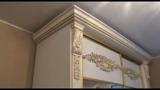 Шкаф купе из массива. Шкаф в классике с карнизом . Зеркальные двери с рисунком. Шкафы Киев.
