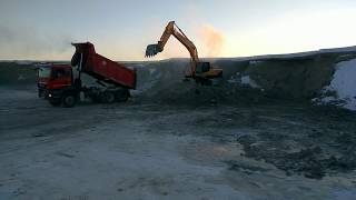 Вахта на севере. Возим песок. Мороз -32 мучаемся  с выгрузкой