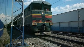 Тепловоз 2ТЭ10МК-2281 с ТЭМ18Д-033 и грузовым поездом