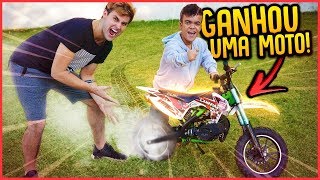 DEI UMA MINI MOTO PARA O ANÃO!! ( ELE CHOROU!! ) - TROLLANDO MEU AMIGO ANÃO [ REZENDE EVIL ]