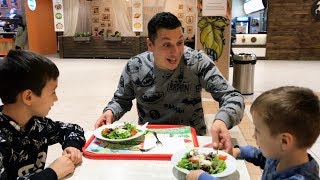 КАК Давид НАУЧИЛ Артура КУШАТЬ Полезную Еду! Идем в РЕСТОРАН ! Для Детей For Kids Children