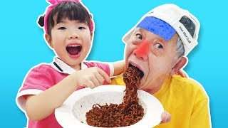 뽀로로짜장면으로 아픈 할아버지 돌봐드려요! Yuni pretends to take care of her sick grandfather 뽀로로짜장면 핑크퐁 주방놀이 - 로미유브이로그