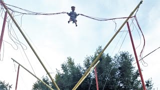 Прыжки на банджи-батуте. Прыжки на резинке - крутой батут. Bungee jumping