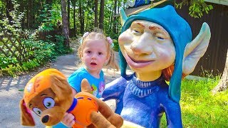 Настя и игрушечный друг Зума в парке Липриконов