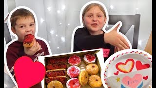 Прзднуем ВАЛЕНТИНОВ ДЕНЬ дома и в школе / ЧТО ДАРЯТ на ДЕНЬ ВЛЮБЛЕННЫХ  в Америке ПОКУПАЕМ ВКУСНЯШКИ
