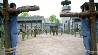 國軍隊長被敵軍押赴刑場執行槍決，好不容易逃過一劫，卻又被獄霸設計掉下山崖！