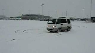 Subaru Sambar Van slowspeed doghnuts in the snow