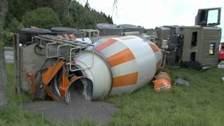 Rottweil - Ein vollbeladener Betonmischer kippte auf der B 14 bei Neufra um.