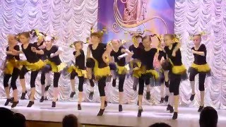 Зажигательный танец — Винни-Пух похищает МЁД :-)