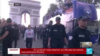 IMAGES INCROYABLES - Arrivée du bus des Bleus sur les Champs-Elysées