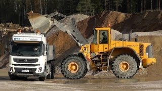 Volvo L220E Loading A Volvo FMX 460 8x4