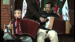 Joao Henrique de Lima tocando gaita ponto