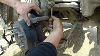 Как заменить задние тормозные колодки Toyota Camry  /   How to replace rear brake pads.