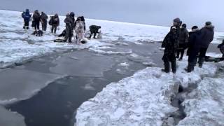 Уходит лед с рыбаками. Жесть. Это Сахалин Детка!
