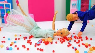 Barbie doll: housecleaning