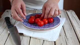 Come tagliare a metà tanti pomodori in un colpo solo
