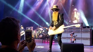 10 YO girl gets guitar pick from Billy Gibbons 9-1-2019 Starlight Theatre KC, MO.