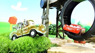 McQueen : construction d'un nouveau circuit. Vidéo en français pour enfants