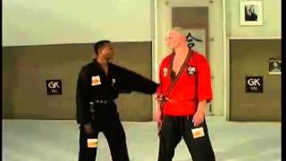 UN GEANT ET FRANCK ROPERS expert en PENCHAK SILAT ET SELF DEFENSE