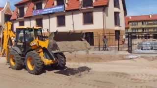 Трактор - экскаватор JCB 4CX отсыпка дороги песком в Калининграде