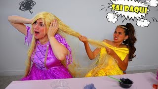 BELA e MAMÃE FINGEM SER PRINCESAS Bela e Rapunzel - Bela and  Mammy play Princess Fighting