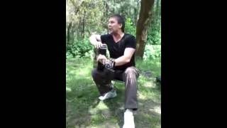 Александр Лихацкий поет оперу на природе