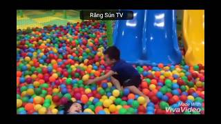 Bé đi chơi nhà bóng/Răng Sún TV/Baby going to play ball