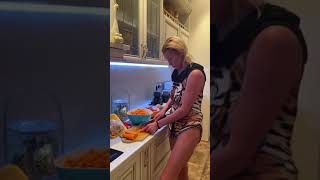Подписчики раскритиковали Волочкову за ее видео в ультракоротком наряде за приготовлением плова